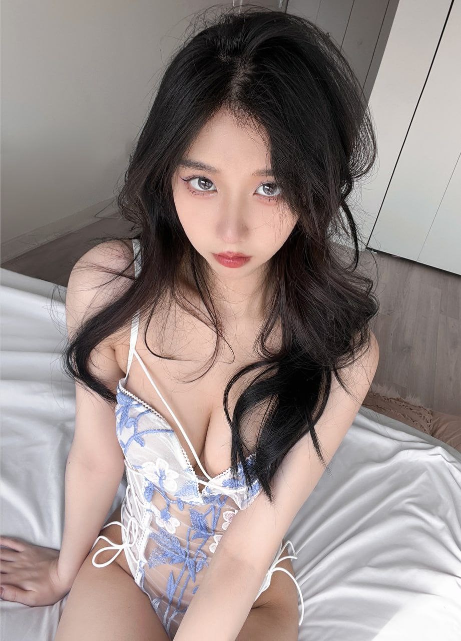 02年极品小嫩妹，三点粉的大奶小萝莉